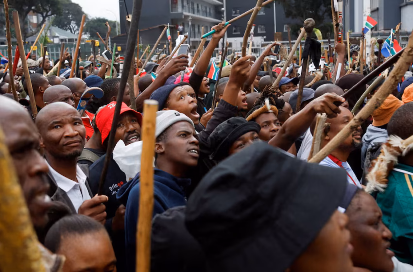  South Africa Arrest Over 900 in Protests