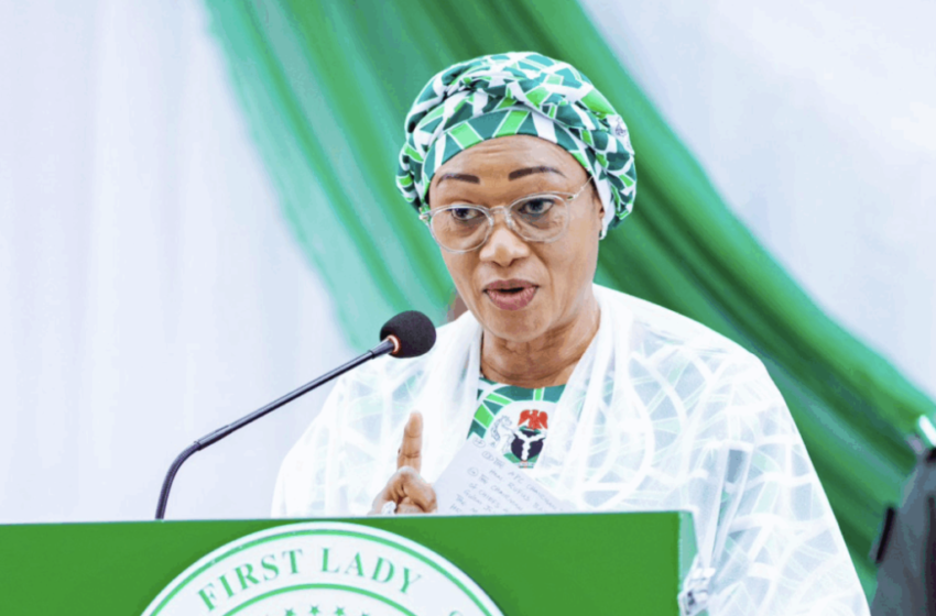  Nigeria’s First Lady urges musicians to help the poor